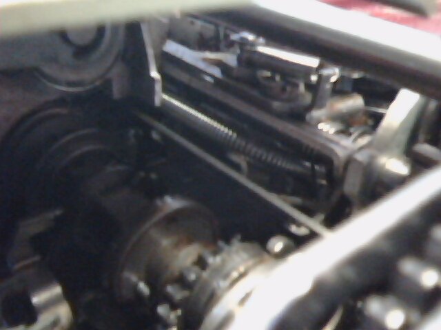 Pružinka pro posun výsledkového registru vlevo