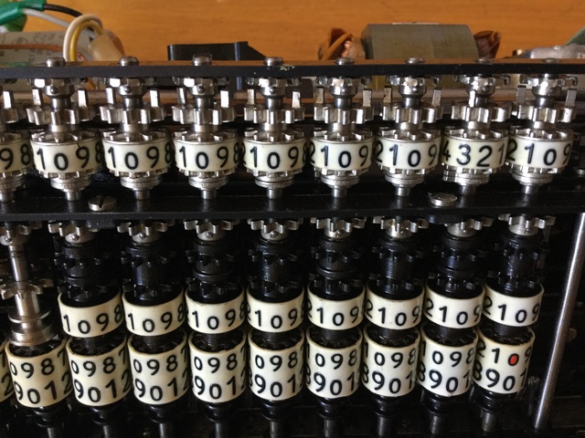 Detail pravé částu hlavního registru s počítadlem otáček