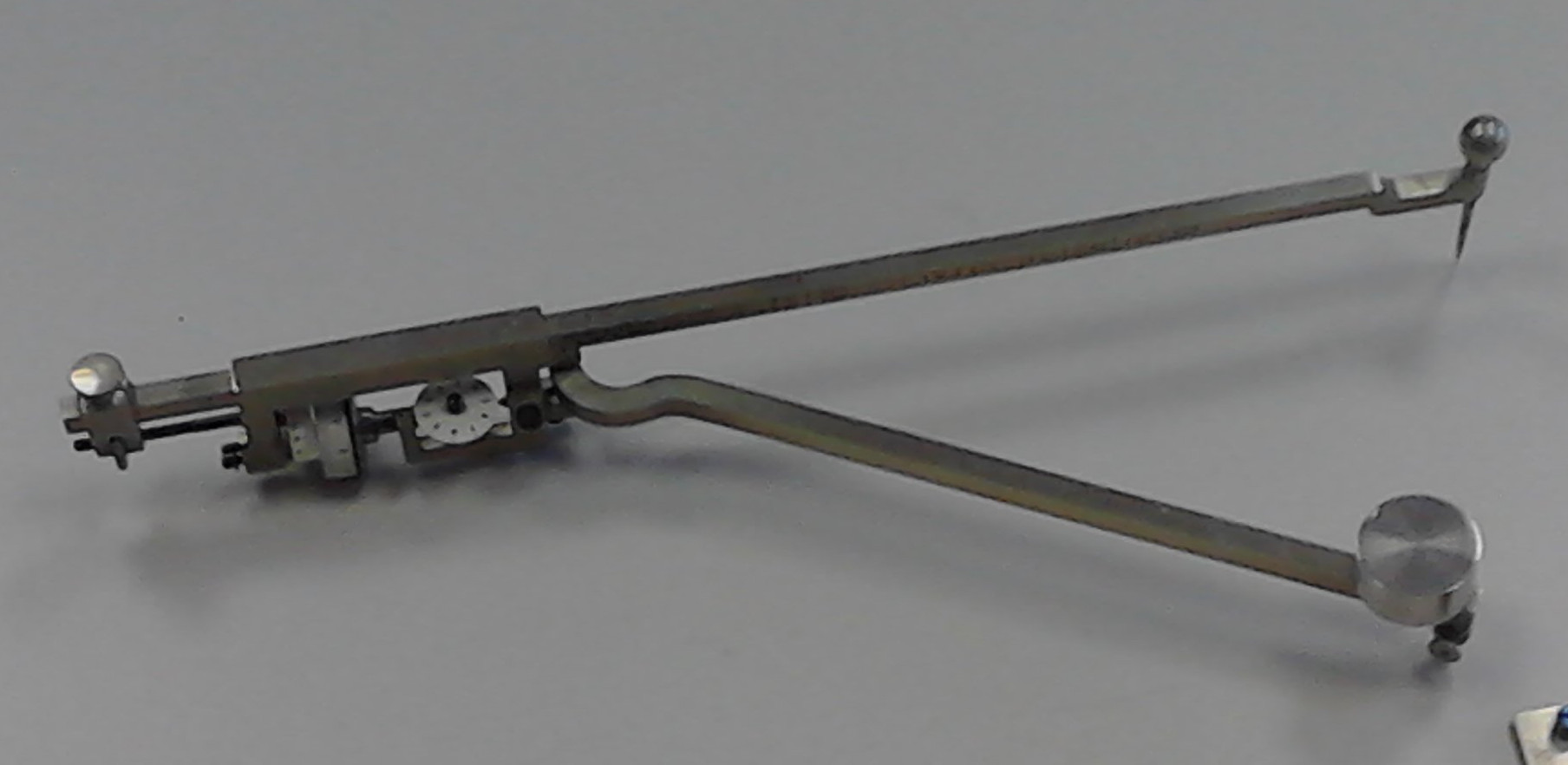 Integrační kolečko nemusí být nutně mezi spojením obou ramen a měřícím hrotem, foto commons.wikimedia.org