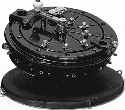 Gauss - předchůdce kalkulátoru Curta pracující na principu jednoho centrálního válce s proměnným počtem zubů. Zdroj: history-computer.com