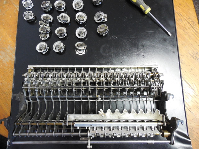 Hlavní registr po vyjmutí z kalkulátoru, vytáhnutí pojistných pásků
 a os, po rozevření a po vytáhnutí koleček z
 registru