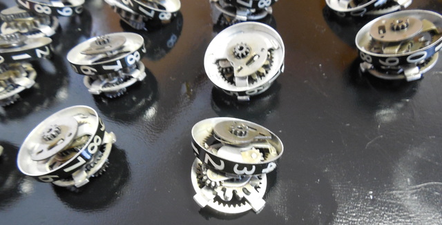 Detail kolečka. Každé kolečko je ze tří samostatných dílů, přičemž
 každý z nich je sestaven přesným nalisováním z několika individuálně
 vyrobených součástek.