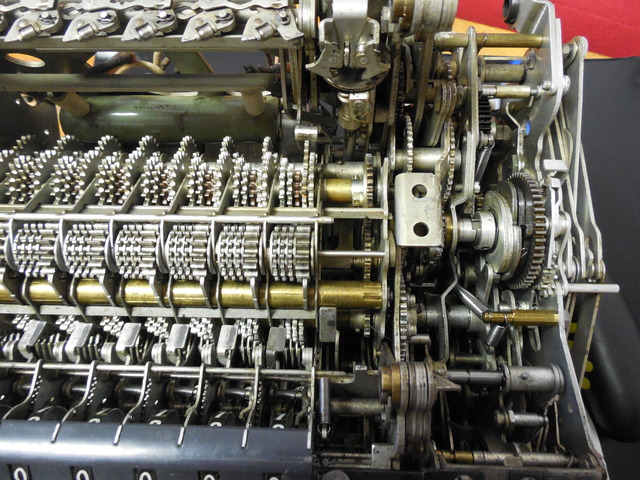 Unitř je Figurematic stejný jako starý známý ACT. Jiná je pouze
 část s počítadlem otáček v horní části
 snímku.