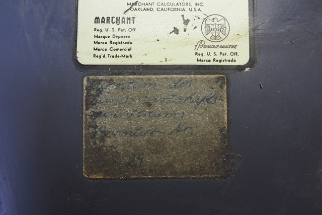 Nálepka ze spodní strany kalkulátoru