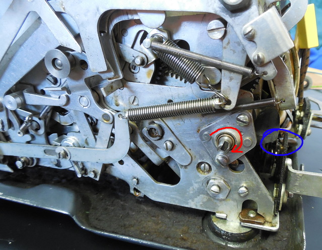 Osa napojená na motor a hlavní spínač motoru. Spínač regulující
 otáčky je na opačné straně
 kalkulátoru.